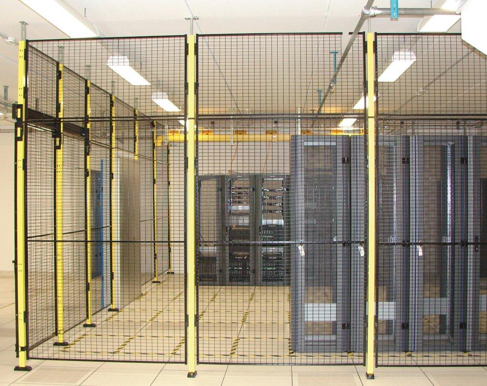 CLOISON GRILLAGEE POUR LA PROTECTION DES MACHINES
