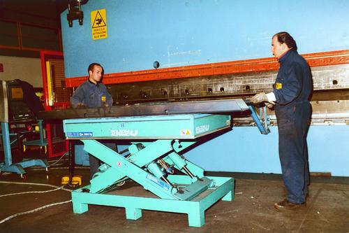 TABLE ELEVATRICE SIMPLE CISEAUX